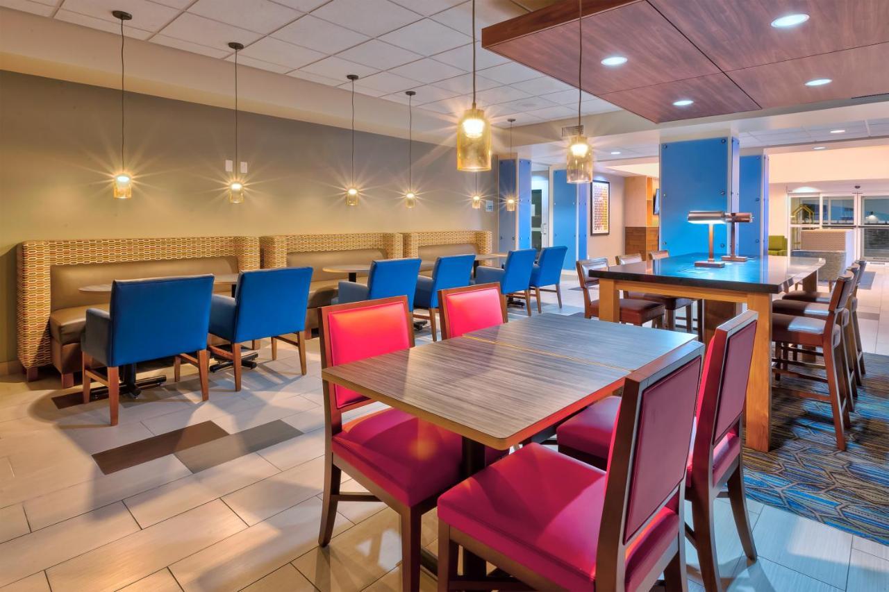 Holiday Inn Express & Suites - Effingham By Ihg Buitenkant foto